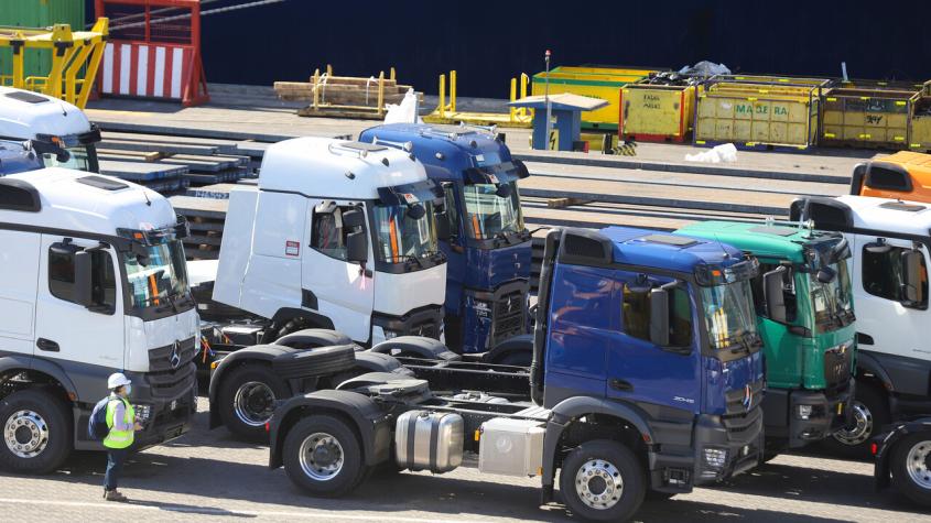 El riesgo de los "camiones hechizos": vehículos dados de baja entran por parte a Chile y logran permisos para transitar