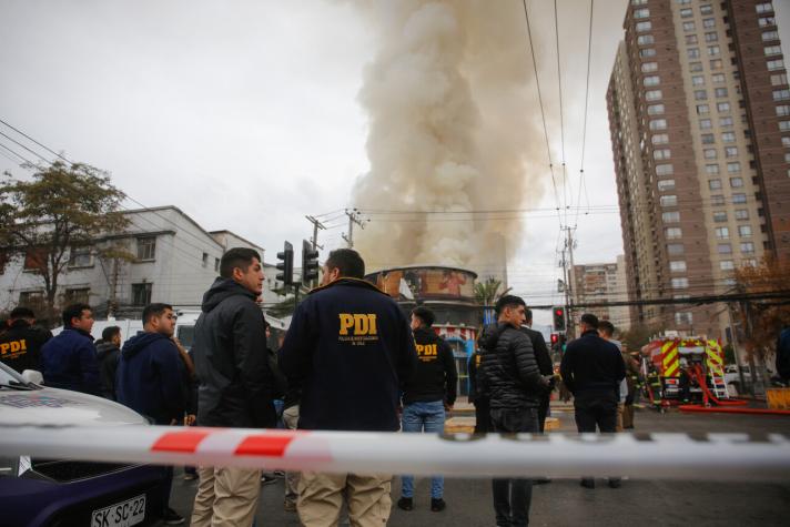 Bomberos combaten incendio en cuartel de la PDI en San Miguel