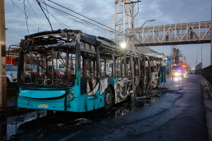 Bus Red se quemó tras sufrir falla mecánica en La Cisterna 