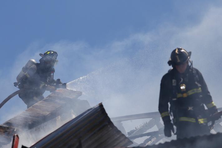 Dos adultos y un menor mueren tras incendio que consumió una vivienda en Talca