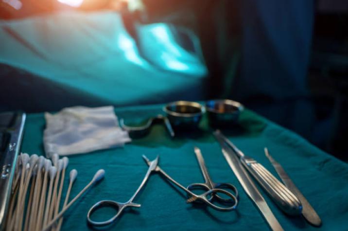 Quedó tras cesárea: Mujer de India vivió cinco años con una pinza de seis centímetros dentro de ella