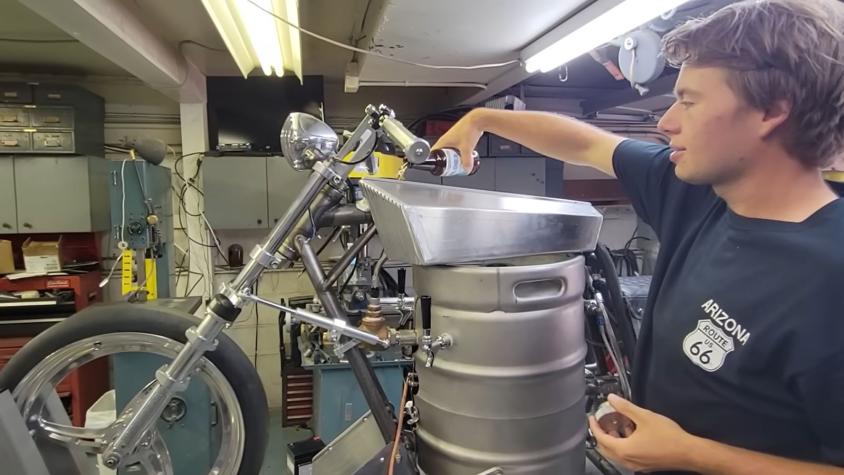 Alcanzaría los 240 km/h: Hombre inventó motocicleta que funciona con cerveza en lugar de bencina