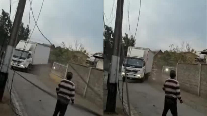 [VIDEO] Camión arrasa con cables de luz en San Bernardo: 5 mil clientes quedaron servicio