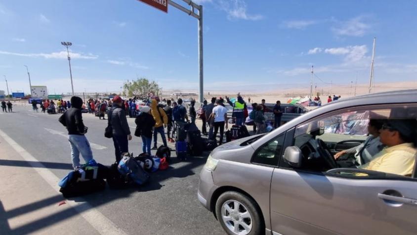 Migrantes bloquean frontera entre Chile y Perú impidiendo el paso de votantes hacia Arica