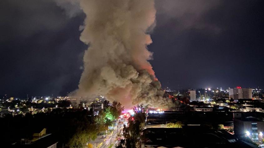 Incendio destruyó tres locales comerciales en Los Andes: Reconocido restaurante fue consumido por las llamas
