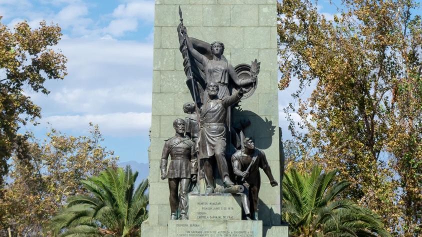 A días del 21 de mayo: Desconocidos roban espada a estatua de Arturo Prat frente al Mercado Central