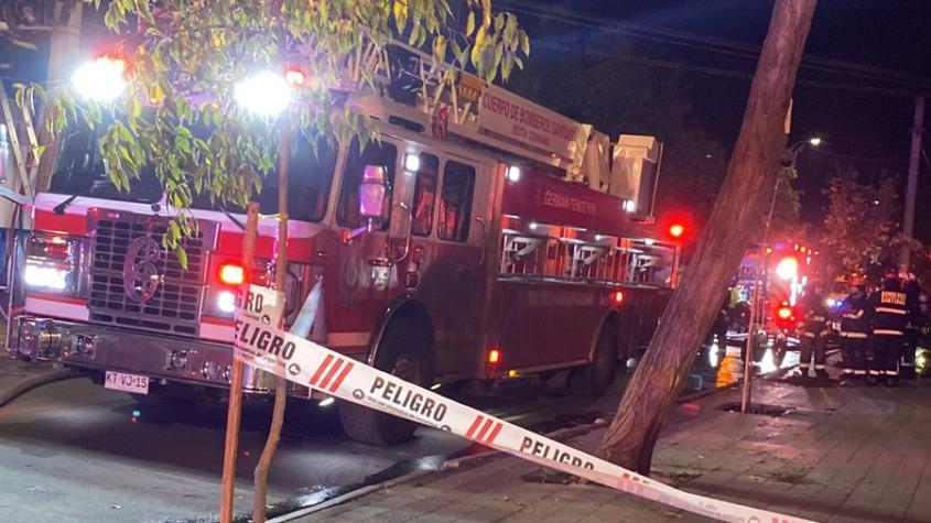 Casi 100 voluntarios combatieron las llamas: incendio deja un herido grave en Santiago Centro