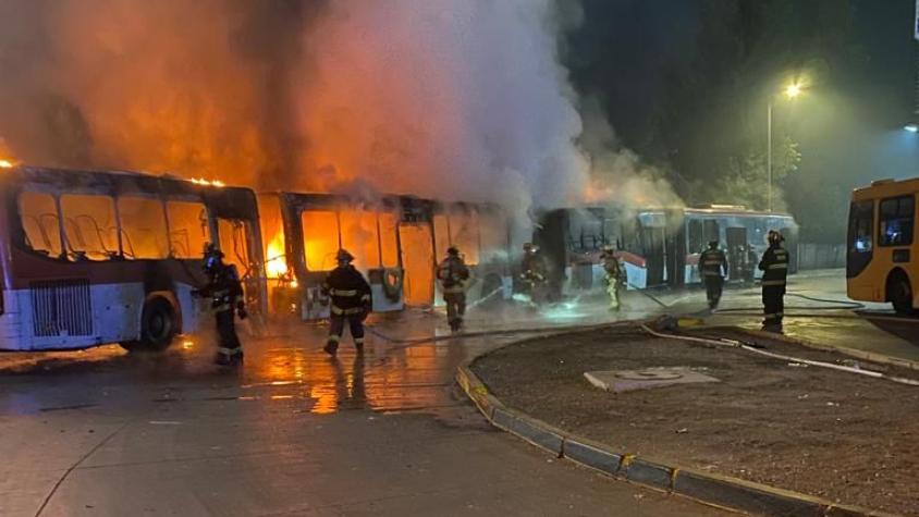 Dos buses completamente quemados y uno dañado en misteriosas circunstancias en Maipú