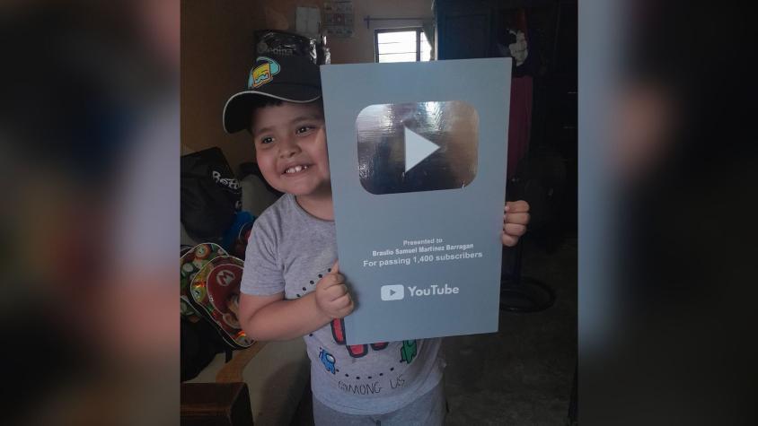 Padre hizo placa de YouTube de madera a su hijo por superar los 1.400 suscriptores: Se hizo viral y está cerca de los 100 mil