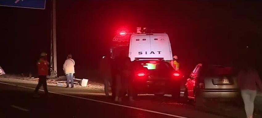 Adolescente de 15 años y su padrastro mueren tras accidente vehicular en Paine: Automóvil terminó volcado en Acceso Sur 