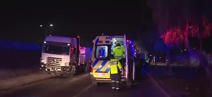 Tres muertos deja colisión frontal entre un camión y un vehículo menor en Puente Alto 