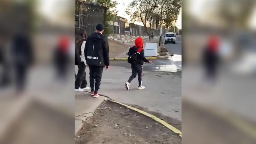 Jugadora de Colo Colo enfrenta a barristas que lanzaban piedras afuera del Estadio Monumental