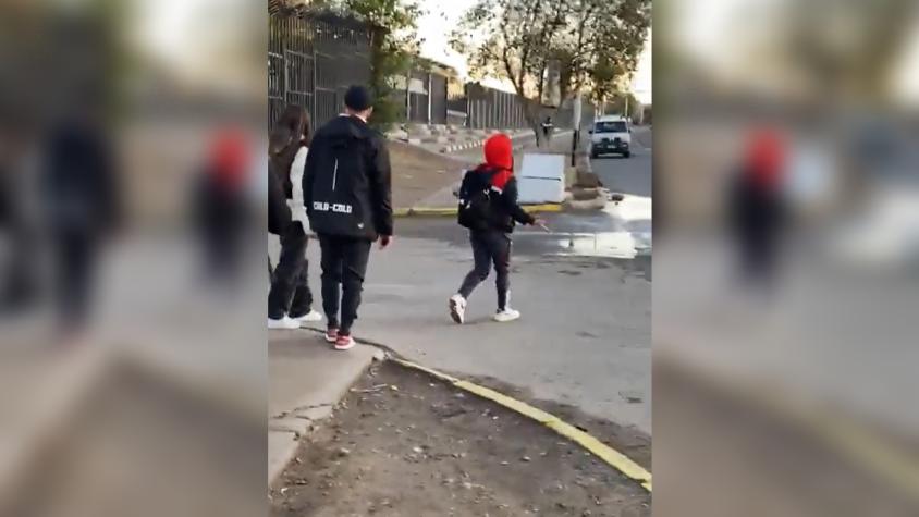 Jugadora de Colo Colo enfrenta a barristas que lanzaban piedras afuera del Estadio Monumental Jugadora de Colo Colo enfrenta a barristas que lanzaban piedras afuera del Estadio Monumental