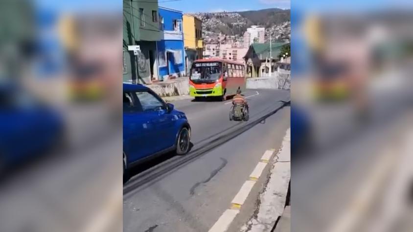 Preocupante escena de persona en silla de ruedas transitando entre vehículos genera debate sobre accesibilidad en Valparaíso