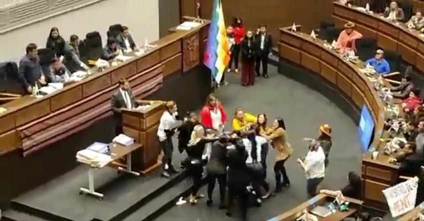 Con patadas, puños y tirones de pelo: captan pelea entre congresistas bolivianas en medio de sesión parlamentaria