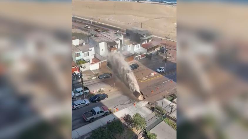 [VIDEO] Gigantesca rotura de matriz en Iquique: fuerte chorro de agua afectó a hogares