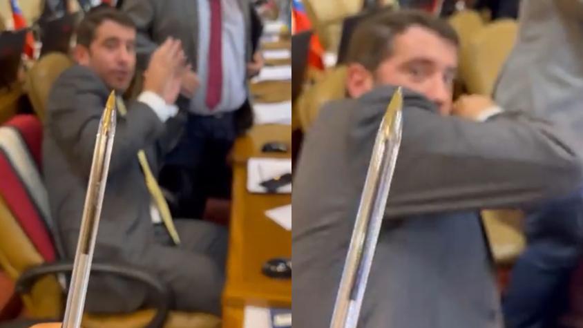 VIDEO | Johannes Kaiser ironiza tras lanzamiento de lápiz durante sesión en la Cámara Baja: "Otro ángulo del terrible atentado"