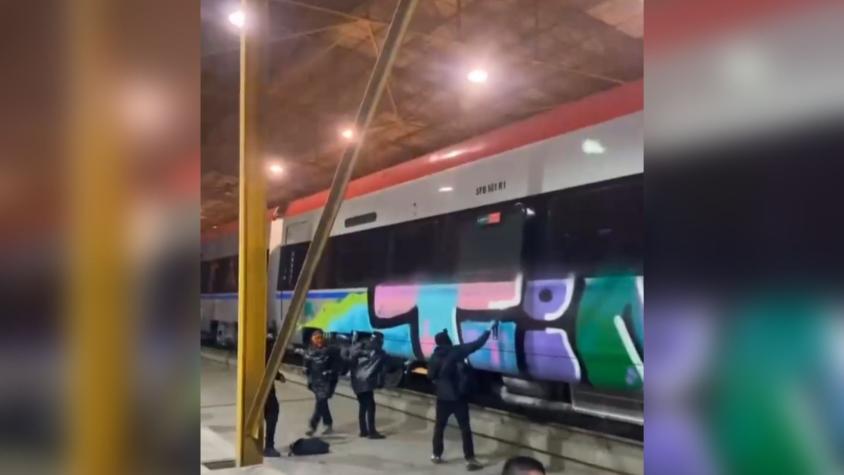 VIDEO | Vandalizan uno de los nuevos trenes de EFE antes de su presentación: Iba a ser usado para unir Santiago con Ñuble