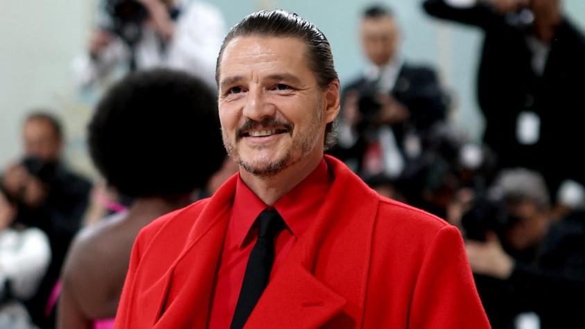 De rojo y mostrando piel: El espectacular look de Pedro Pascal en la MET Gala 2023 