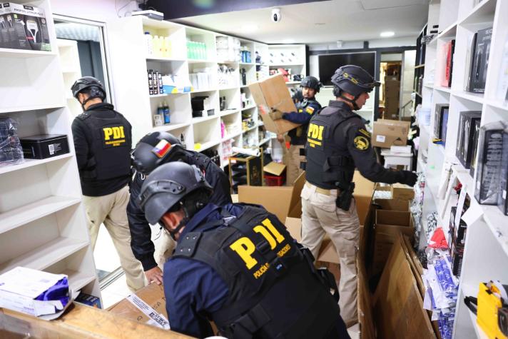Operación Columbia: Detienen a otros tres funcionarios de Aduanas por caso de contrabando de mercancías en aeropuerto de Santiago