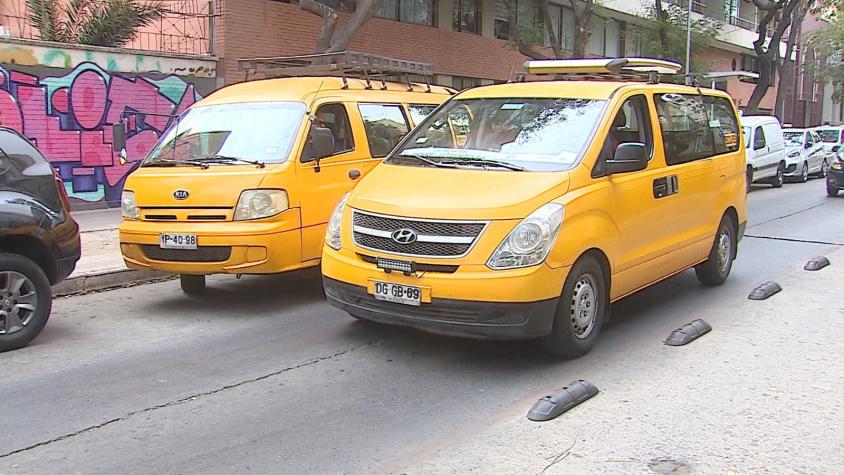 Deuda podría dejar sin permiso de circulación a transportistas: Afecta a furgones escolares y taxis