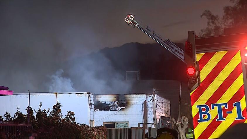 Incendio que comenzó en empresa de lavandería dejó ocho viviendas destruidas en Recoleta