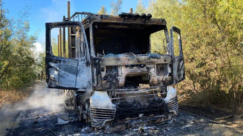  A un año del Estado de Excepción: Nuevo ataque incendiario deja al menos tres camiones quemados en La Araucanía