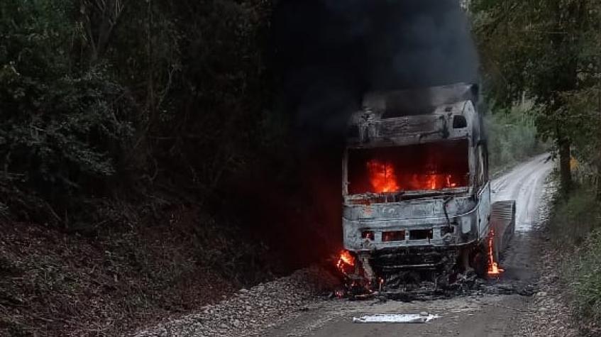 Desconocidos incendian camión en predio forestal de Los Lagos: Dejaron un lienzo de la CAM en el lugar