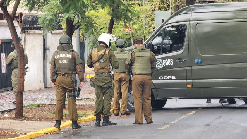 Realizan operativo por artefacto sospechoso frente a oficinas de Fundación Paz Ciudadana en Providencia