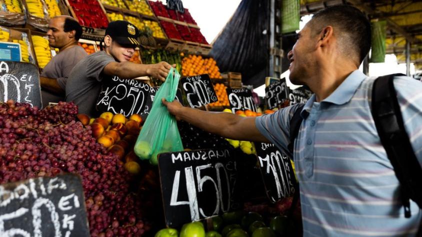 Por qué América Latina es la región con la inflación de alimentos más alta del mundo (y el puesto de Chile)