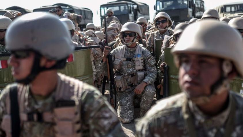 Cómo la frontera militarizada de Tacna se ha convertido en el centro de la tensión migratoria entre Chile y Perú