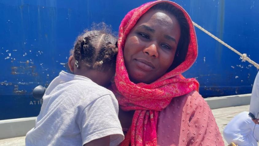 "¡Ayuden a salir a mi familia!": la desesperación y el caos en el principal puerto de Sudán por un conflicto que ya ha dejado más de 500 muertos