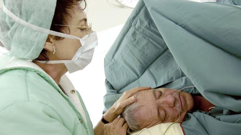 Hipnosis: los médicos que recomiendan usarla para reducir el uso de anestesia durante una operación