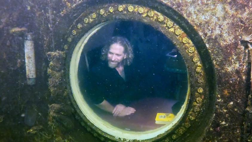 El profesor en EE.UU. que batió el récord de permanencia bajo el agua