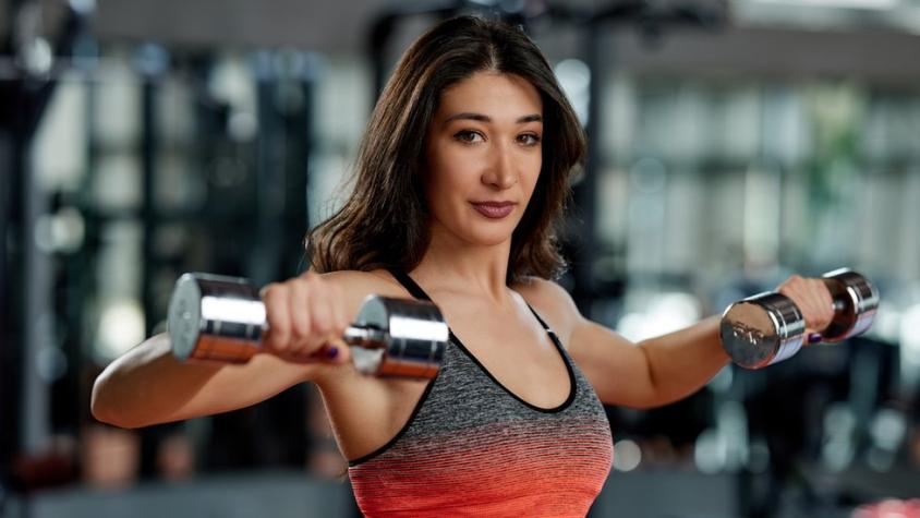 Por qué levantar pesas es fundamental para las mujeres antes y después de la menopausia (más que los ejercicios de movilidad)