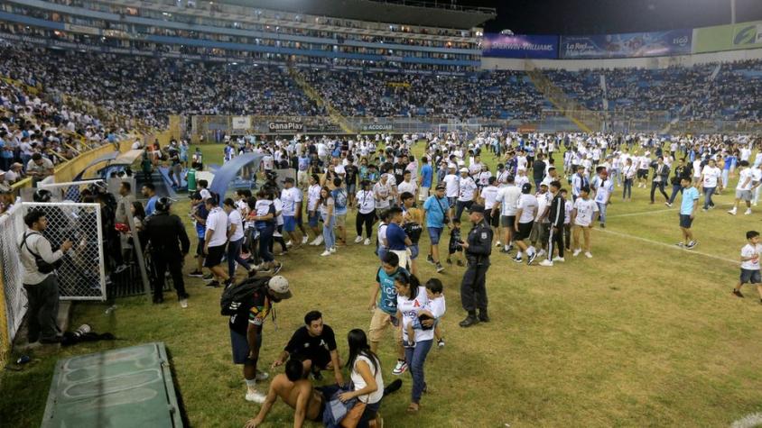 Al menos 12 personas mueren en una estampida en un estadio en El Salvador