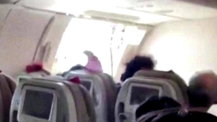Arrestan a pasajero que abrió la puerta de emergencia de un avión en pleno vuelo en Corea del Sur