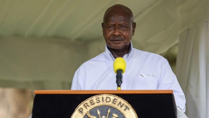 El presidente de Uganda firma la polémica ley que castiga la homosexualidad con largas condenas y hasta pena de muerte