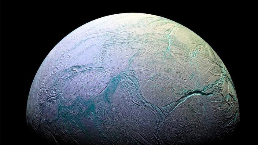 El fasciante descubrimiento de un chorro de vapor de agua de 9.400 km que expulsa una luna helada de Saturno