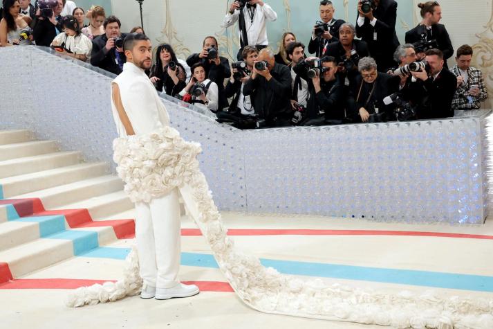 Bad Bunny Luce Escote En La Espalda En La MET Gala 2023 | T13