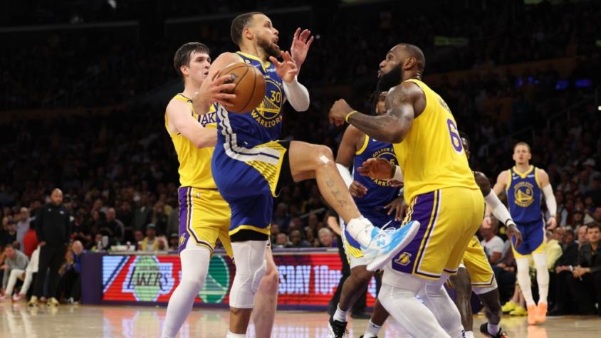 [VIDEO] La tremenda tapa de LeBron James a Stephen Curry en la victoria de los Lakers sobre los Warriors