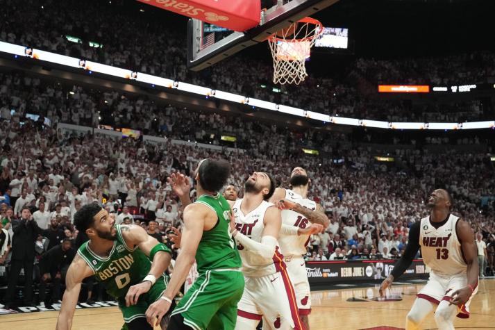 [VIDEO] Con 0,1 segundos: La espectacular canasta con que los Celtics evitaron la eliminación ante Miami
