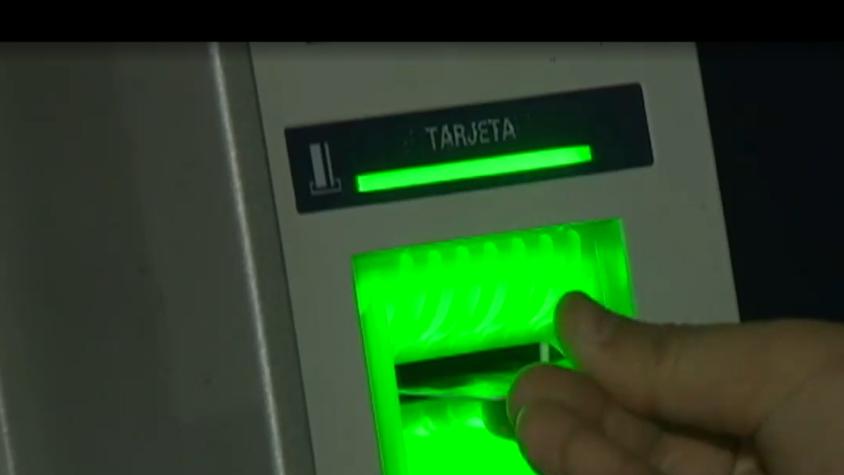 Mujer fue apuñalada tras girar dinero en cajero automático: ¿Qué resguardos tomar al sacar momento de plata? 
