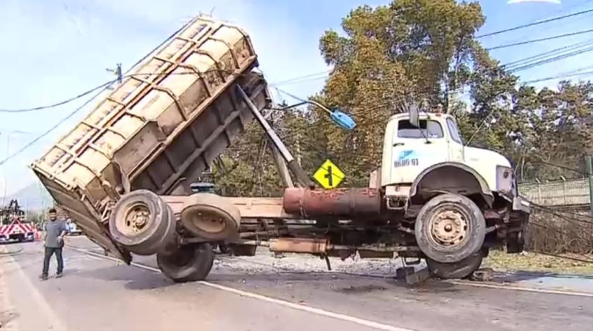 Camión tolva quedó colgando de unos cables tras accidente de tránsito en Paine