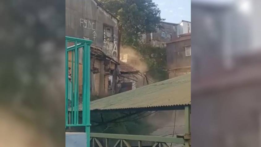 Derrumbe en Valparaíso: Casa cayó en patio de liceo en Cerro Polanco