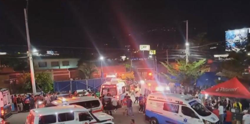 [VIDEO] Avalancha de hinchas terminó con 21 muertos en El Salvador 