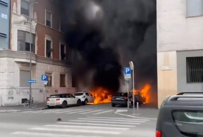 Una explosión deja varios vehículos envueltos en llamas en el centro de Milán: hay al menos un herido