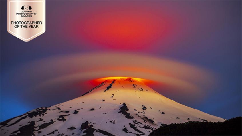 Chileno obtiene premio de "fotógrafo del año": Pasó 15 noches debajo del volcán Villarrica para lograr su foto