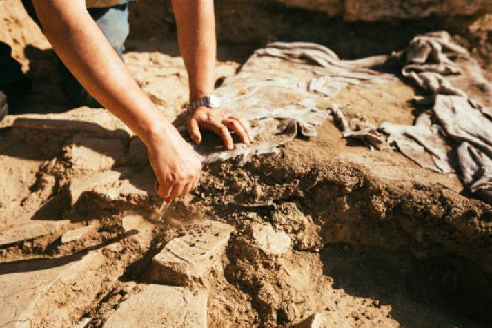 Encuentran restos humanos en viviendas sociales de Colina con más de mil años