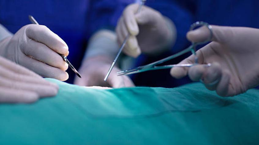 Despiden a cirujano por pedir ayuda a personal de aseo para amputar dedo en Alemania